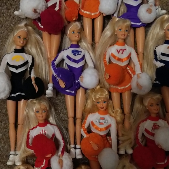 26 College cheerleading Barbies - Picture 13 of 15